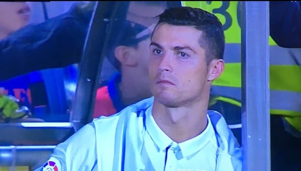 Cristiano Ronaldo, en el banquillo del Real Madrid