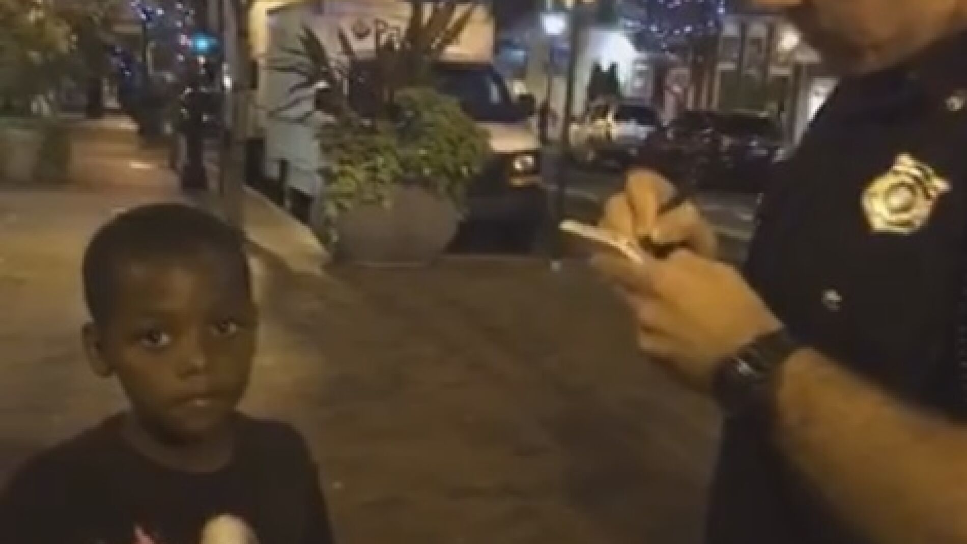 Un polic&iacute;a identifica a un ni&ntilde;o negro en bicicleta en Estados Unidos