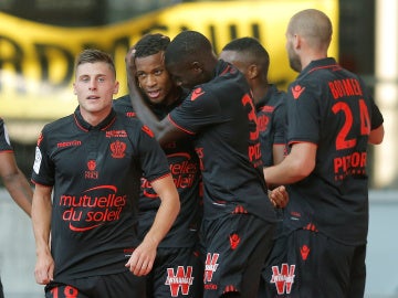 Los jugadores del Niza celebran el gol de Alassane Plea ante el Nancy