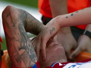 Giménez se retiró del campo en camilla por una lesión muscular Giménez se retiró del campo en camilla por una lesión muscular