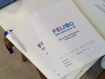 El Partido Popular utiliza propaganda en algunos colegios electorales de Galicia El Partido Popular utiliza propaganda en algunos colegios electorales de Galicia