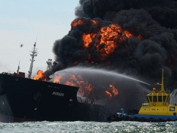 Incendio de 'Burgos', un buque cisterna de Pemex en México