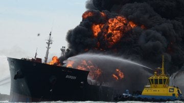 Incendio de 'Burgos', un buque cisterna de Pemex en México