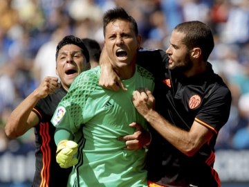 Los jugadores del Valencia celebran el penalti parado por Diego Alves