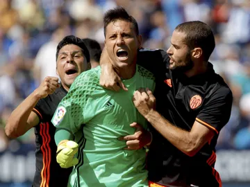 Los jugadores del Valencia celebran el penalti parado por Diego Alves Los jugadores del Valencia celebran el penalti parado por Diego Alves
