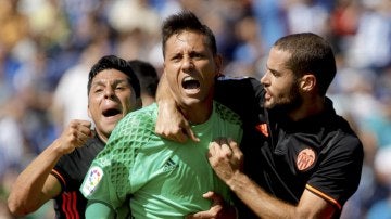 Los jugadores del Valencia celebran el penalti parado por Diego Alves