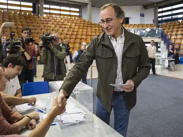 Alfonso Alonso ejerce su derecho a voto Alfonso Alonso ejerce su derecho a voto