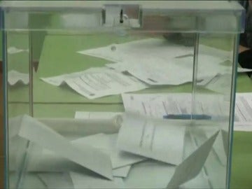 Frame 8.355161 de: La retirada de carteles y los famosos 'sefies' protagonizan las curiosidades de las elecciones vascas y gallegas Frame 8.355161 de: La retirada de carteles y los famosos 'sefies' protagonizan las curiosidades de las elecciones vascas y gallegas