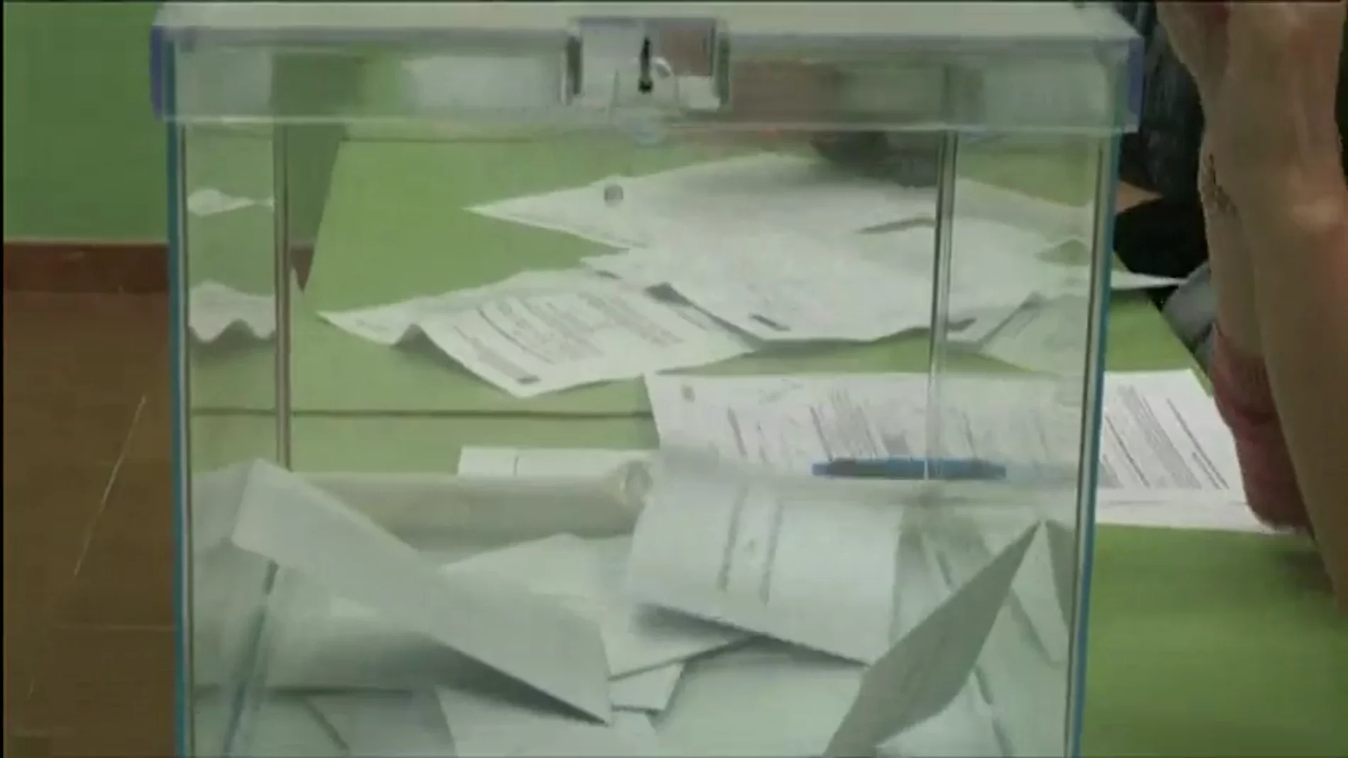 Frame 8.355161 de: La retirada de carteles y los famosos 'sefies' protagonizan las curiosidades de las elecciones vascas y gallegas Frame 8.355161 de: La retirada de carteles y los famosos 'sefies' protagonizan las curiosidades de las elecciones vascas y gallegas