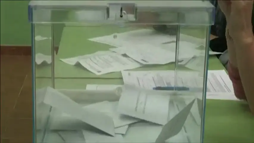 Frame 8.355161 de: La retirada de carteles y los famosos 'sefies' protagonizan las curiosidades de las elecciones vascas y gallegas