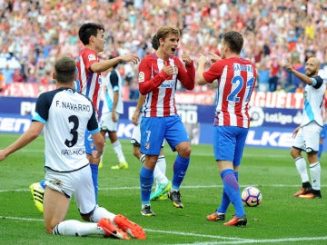 Griezmann celebra junto a sus compañeros su gol ante el Deportivo