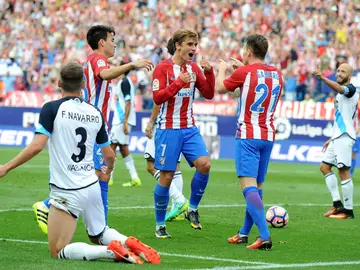 Griezmann celebra junto a sus compañeros su gol ante el Deportivo Griezmann celebra junto a sus compañeros su gol ante el Deportivo
