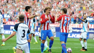 Griezmann celebra junto a sus compañeros su gol ante el Deportivo