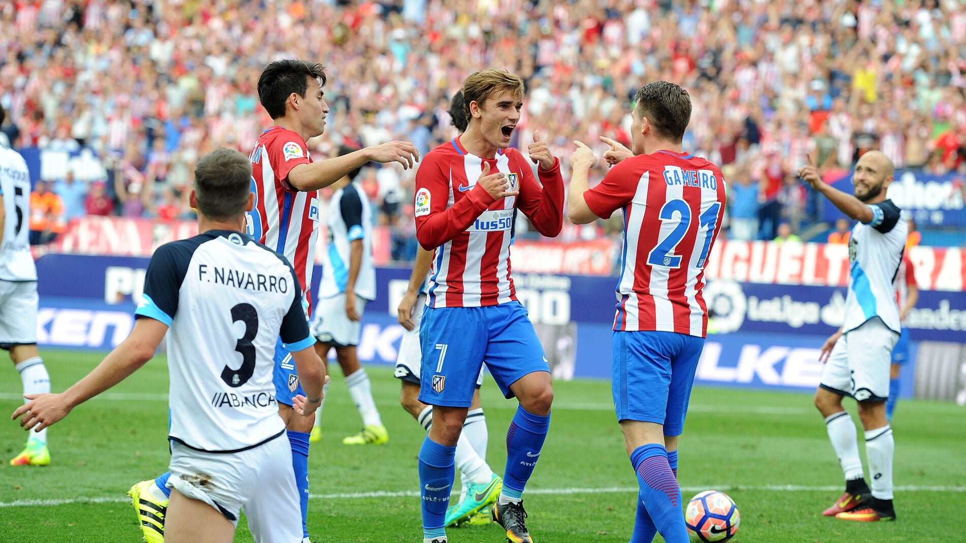 Griezmann celebra junto a sus compa&ntilde;eros su gol ante el Deportivo