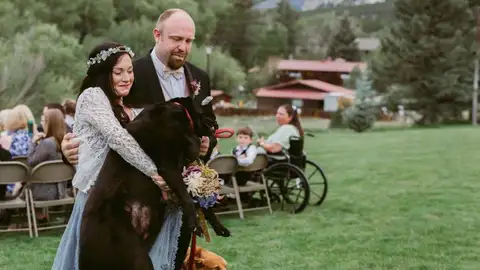 La dama de honor con Charlie al final de la ceremonia La dama de honor con Charlie al final de la ceremonia