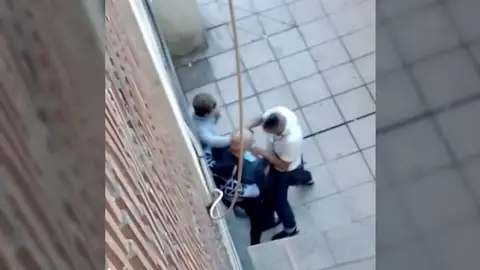 Frame 8.218635 de: Asalto después de cobrar la pensión Frame 8.218635 de: Asalto después de cobrar la pensión