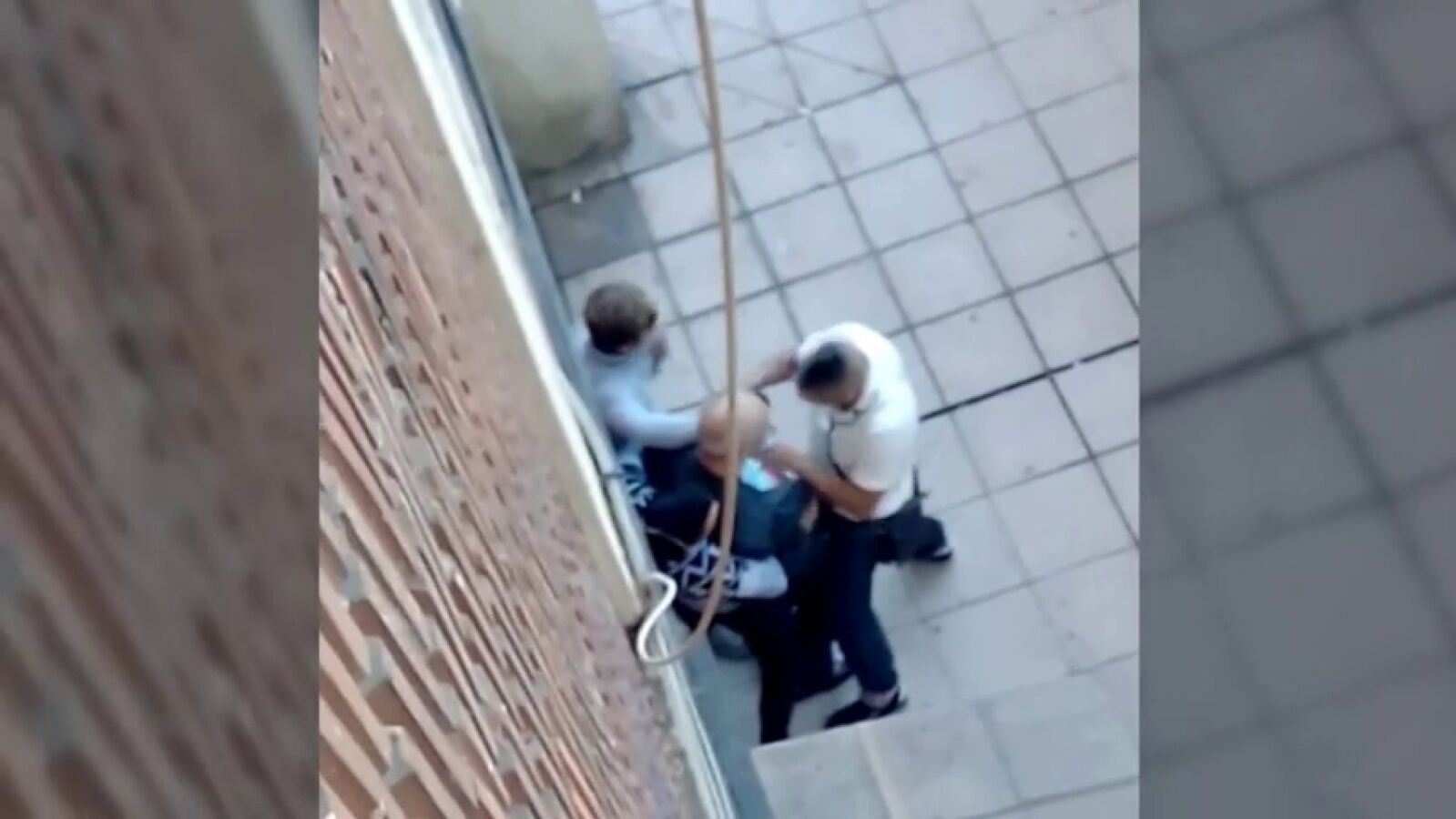Tres hombres atracan a un anciano después de cobrar la pensión en Madrid