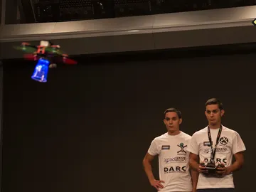 ¿Puede un dron voltear un vaso de agua sin derramar ni una gota? ¿Puede un dron voltear un vaso de agua sin derramar ni una gota?