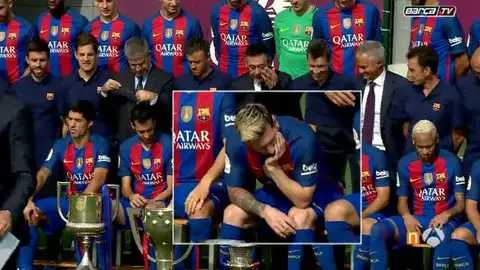 Messi, pensativo durante la foto de grupo del F. C Barcelona Messi, pensativo durante la foto de grupo del F. C Barcelona