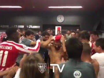 Frame 4.074226 de: Aluvión de 'collejas' para felicitar a Balenziaga por su primer gol con el Athletic