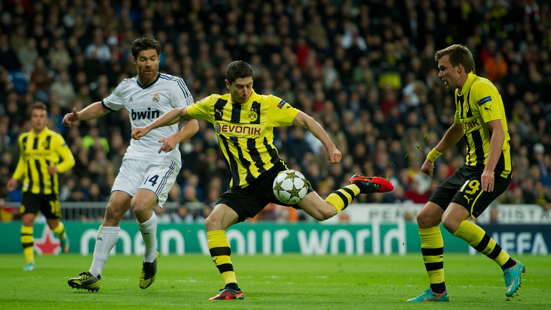 Robert Lewandowski con el Borussia Dortmund anotando un gol al Real Madrid