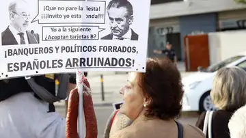Preferentistas abuchean a la entrada de la Audiencia Nacional Preferentistas abuchean a la entrada de la Audiencia Nacional