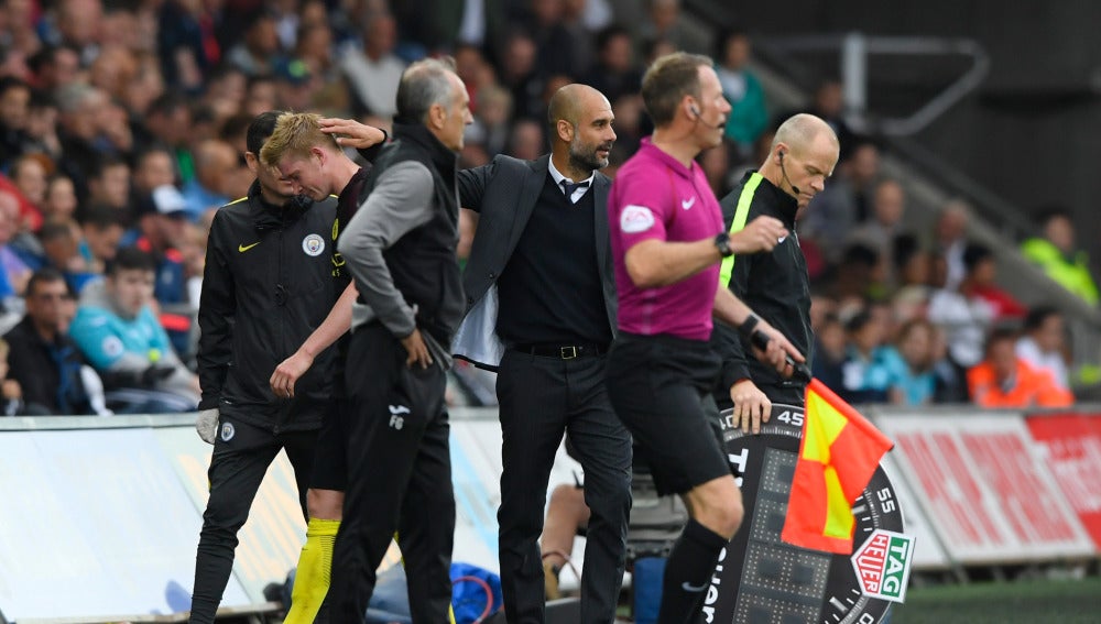 De Bruyne abandonando lesionado el Swansea-City.