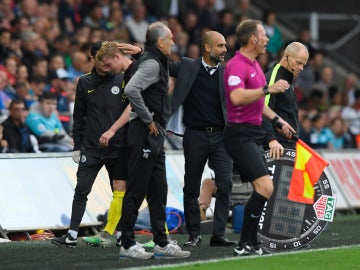 De Bruyne abandonando lesionado el Swansea-City.