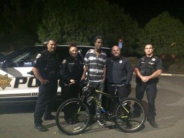 Agentes estadounidenses regalan una bicicleta a un joven