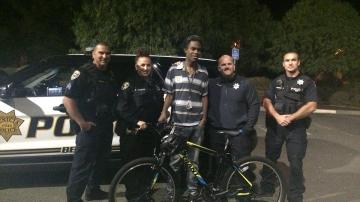 Agentes estadounidenses regalan una bicicleta a un joven