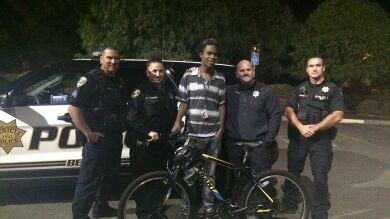 Varios policías regalan una bicicleta a un joven que tenía que caminar dos horas para llegar a su trabajo