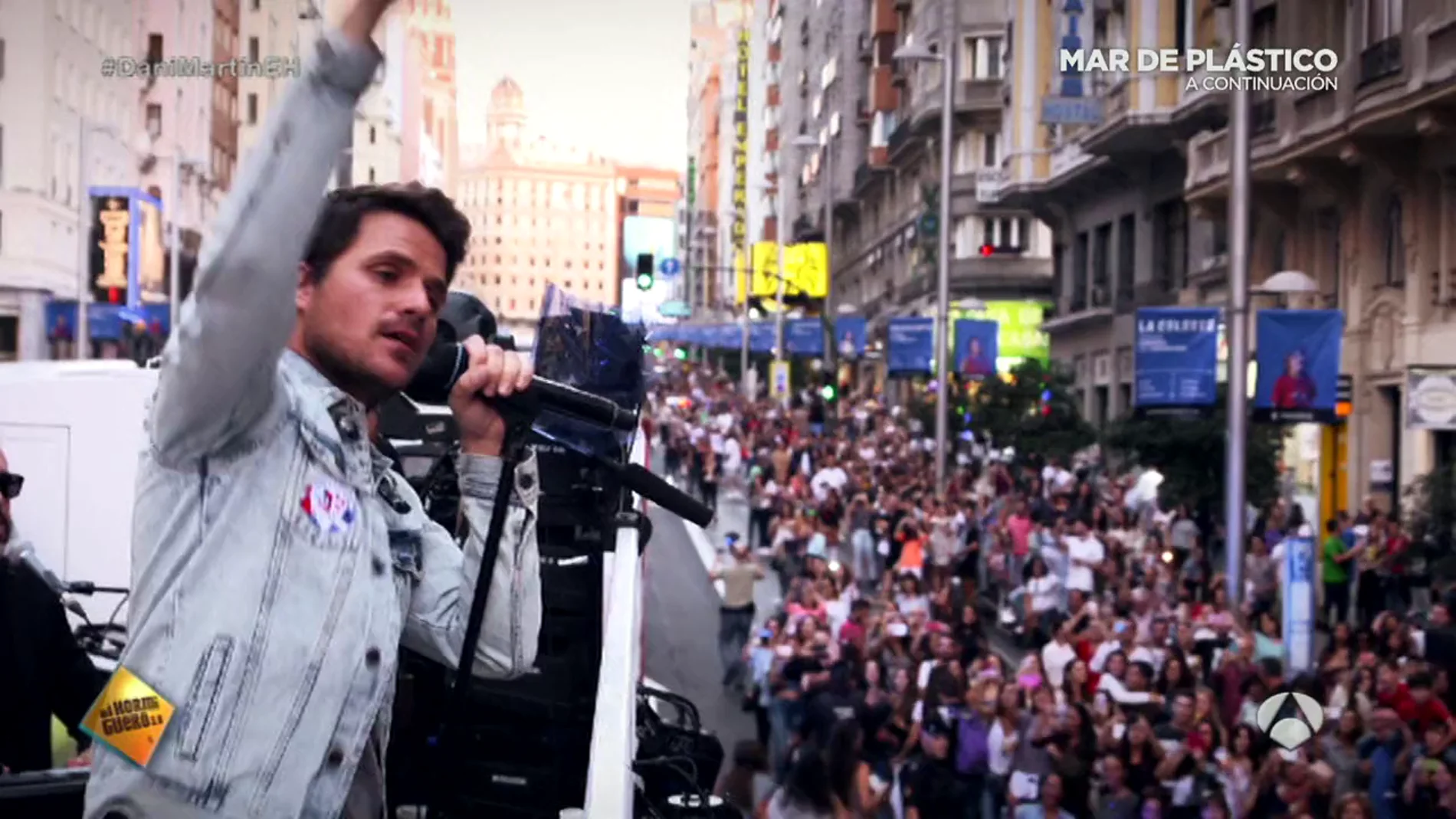 Frame 0.0 de: Así colapsó Dani Martín las calles del centro de Madrid para presentar su nuevo disco