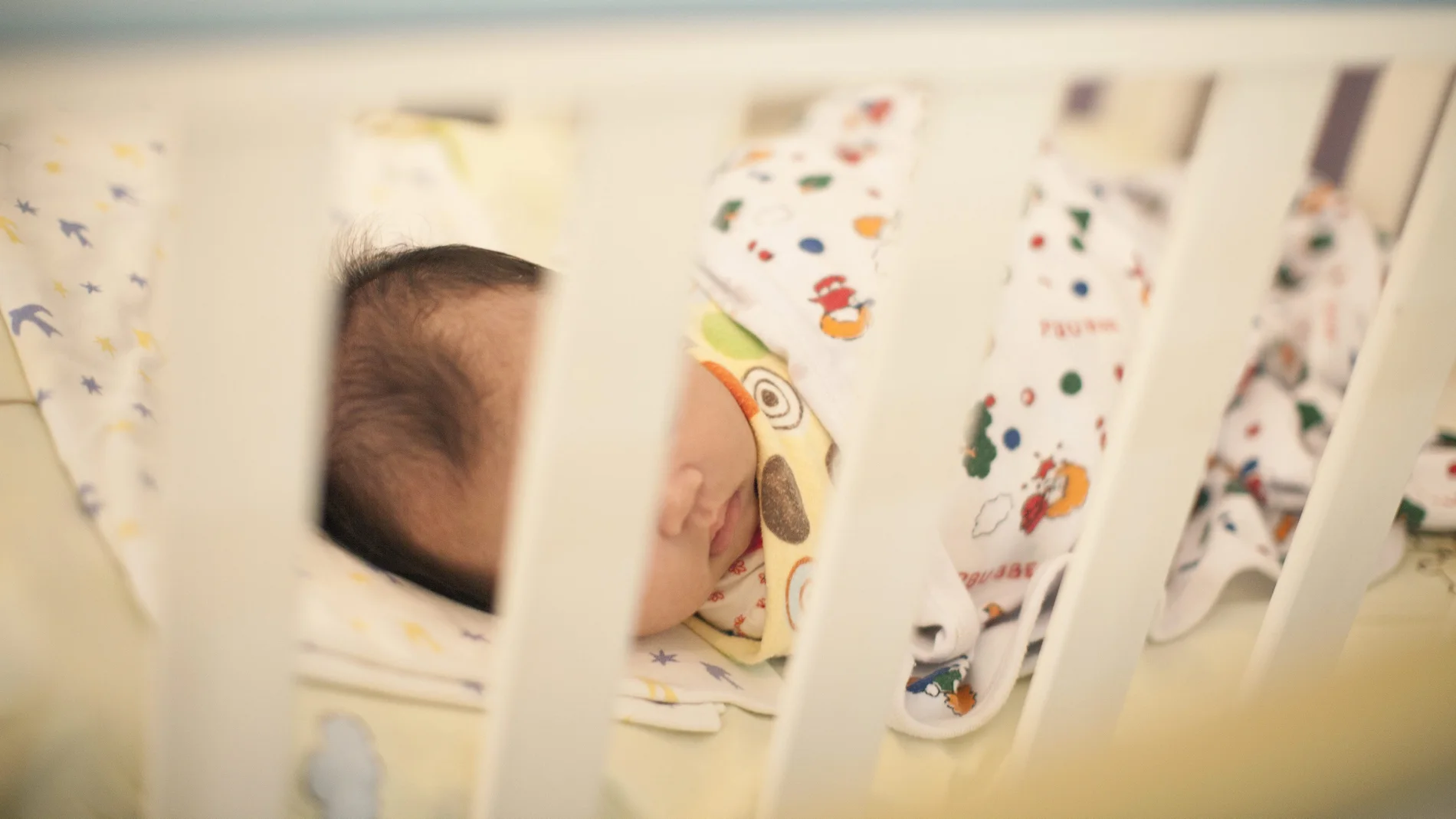 Un bebé duerme en una cuna Un bebé duerme en una cuna