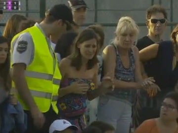 Una madre busca a su hija durante un partido de Nadal