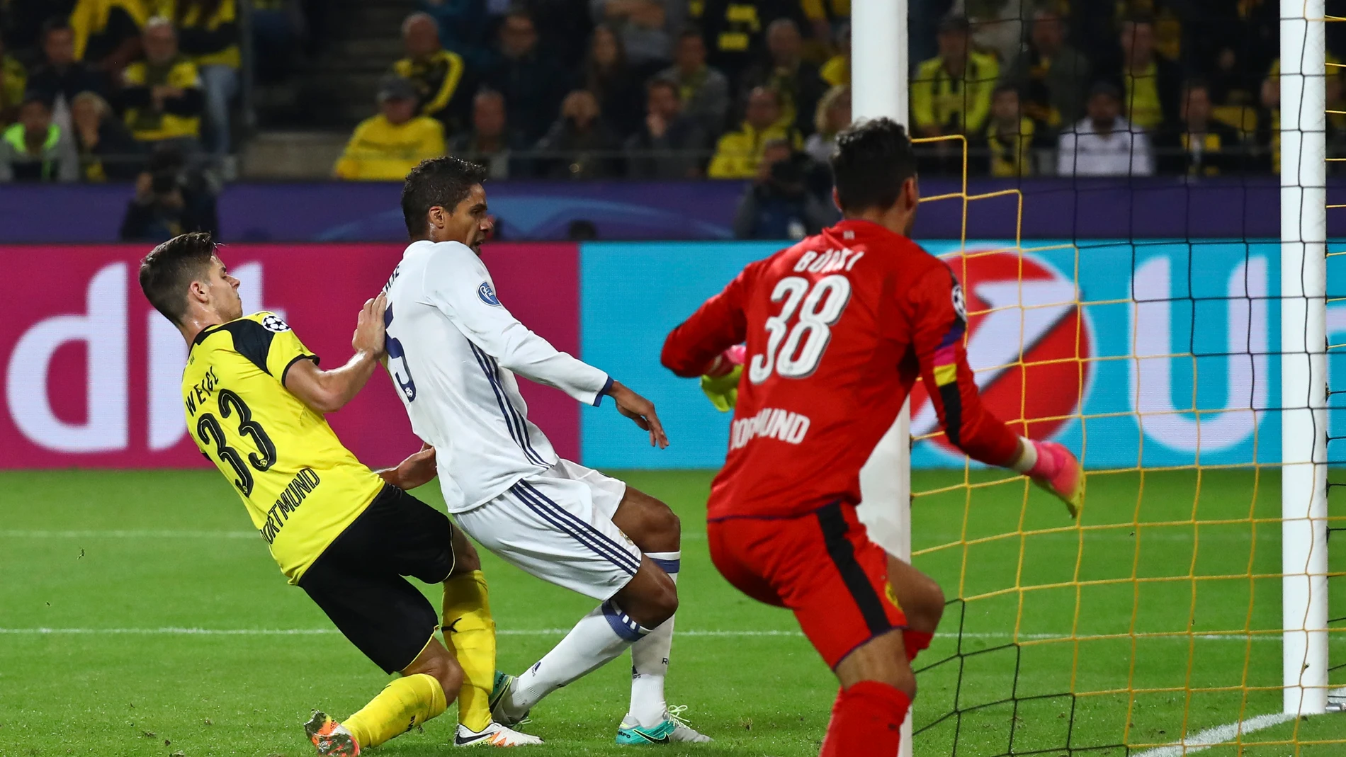 Varane anota el segundo gol del Real Madrid