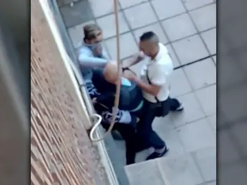 Frame 3.796716 de: La policía persigue a tres jóvenes que atracaron a un anciano Frame 3.796716 de: La policía persigue a tres jóvenes que atracaron a un anciano