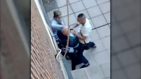 Frame 3.796716 de: La policía persigue a tres jóvenes que atracaron a un anciano Frame 3.796716 de: La policía persigue a tres jóvenes que atracaron a un anciano