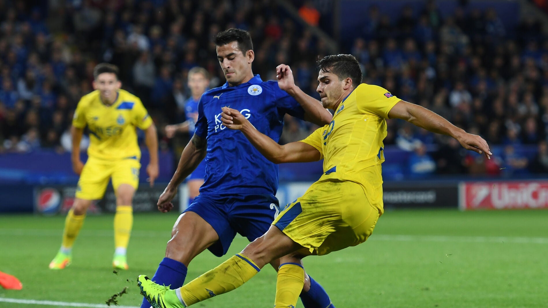 Luis Hern&aacute;ndez y Andre Silva disputan por el bal&oacute;n