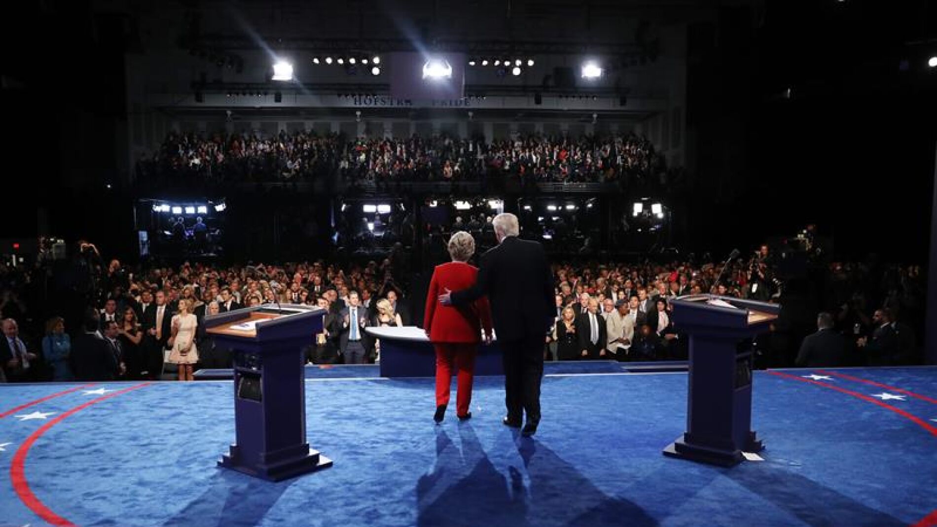 Hillary Clinton y Donald Trump, antes de su debate electoral