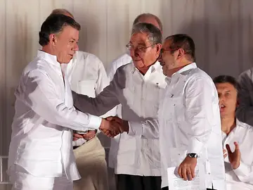 Santos y 'Timochenko' junto a Raúl Castro Santos y 'Timochenko' junto a Raúl Castro