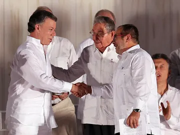 Santos y 'Timochenko' junto a Raúl Castro Santos y 'Timochenko' junto a Raúl Castro