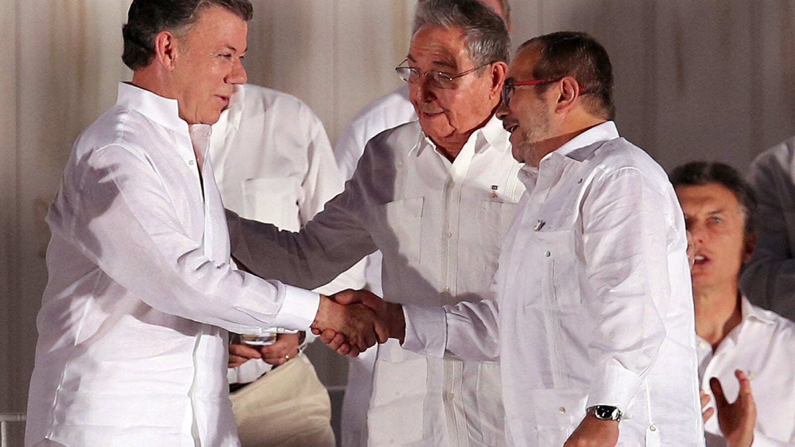 Santos, al firmar el acuerdo de paz con las FARC: 