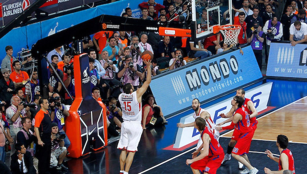 Printezis anotando la canasta final en la Final Four de 2012 celebrada en Estambul.