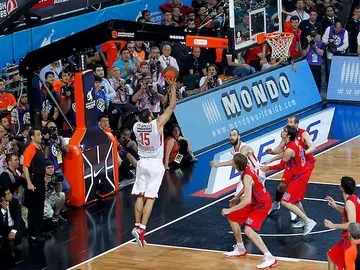 Printezis anotando la canasta final en la Final Four de 2012 celebrada en Estambul. Printezis anotando la canasta final en la Final Four de 2012 celebrada en Estambul.