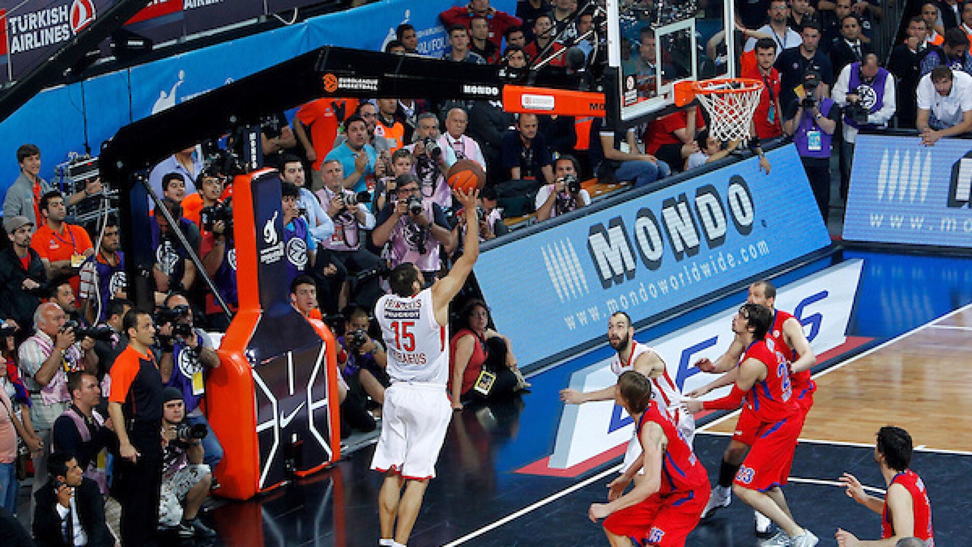 Printezis anotando la canasta final en la Final Four de 2012 celebrada en Estambul.
