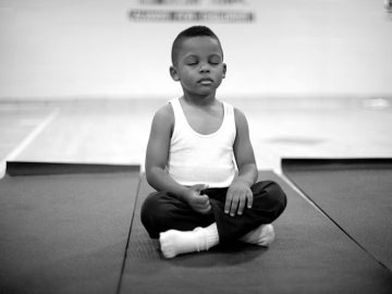 Niño meditando