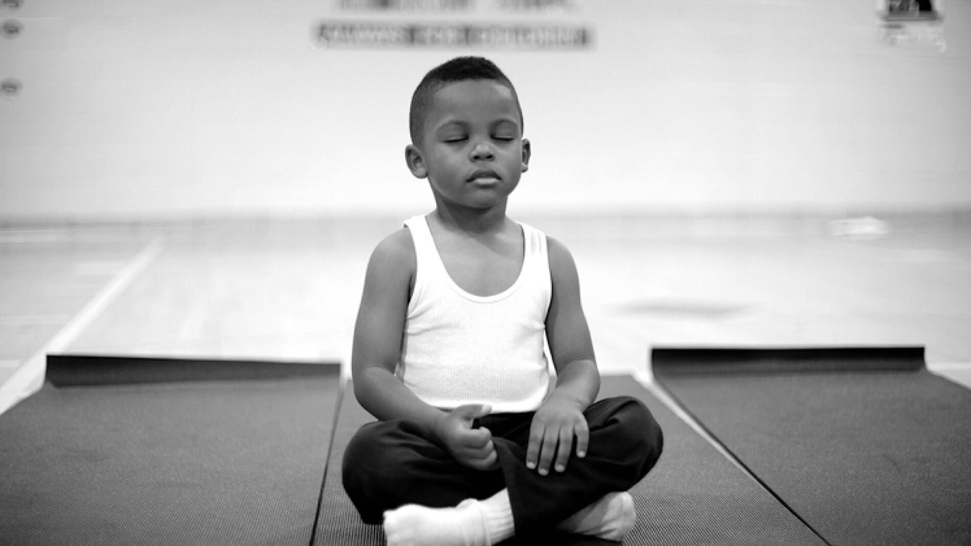 Ni&ntilde;o meditando