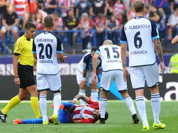 Augusto Fernández, en el momento de su lesión ante el Deportivo Augusto Fernández, en el momento de su lesión ante el Deportivo