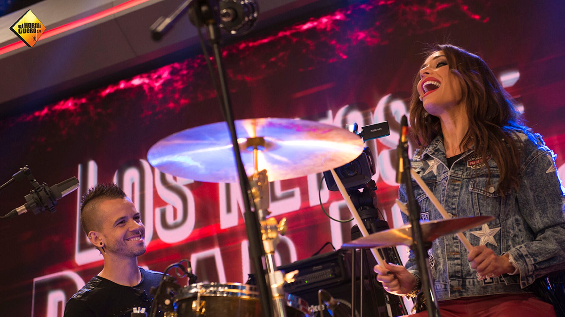 Pilar Rubio se convierte en bater&iacute;a del grupo Ob&uacute;s por un d&iacute;a