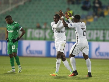 Matuidi celebra junto a Aurier su gol contra el Ludogorets